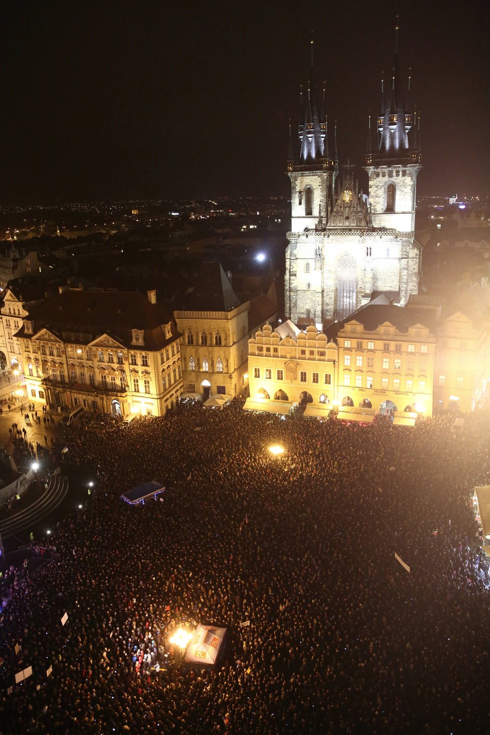 Pohled zhora na demonstraci 28. října na Staroměstském náměstí