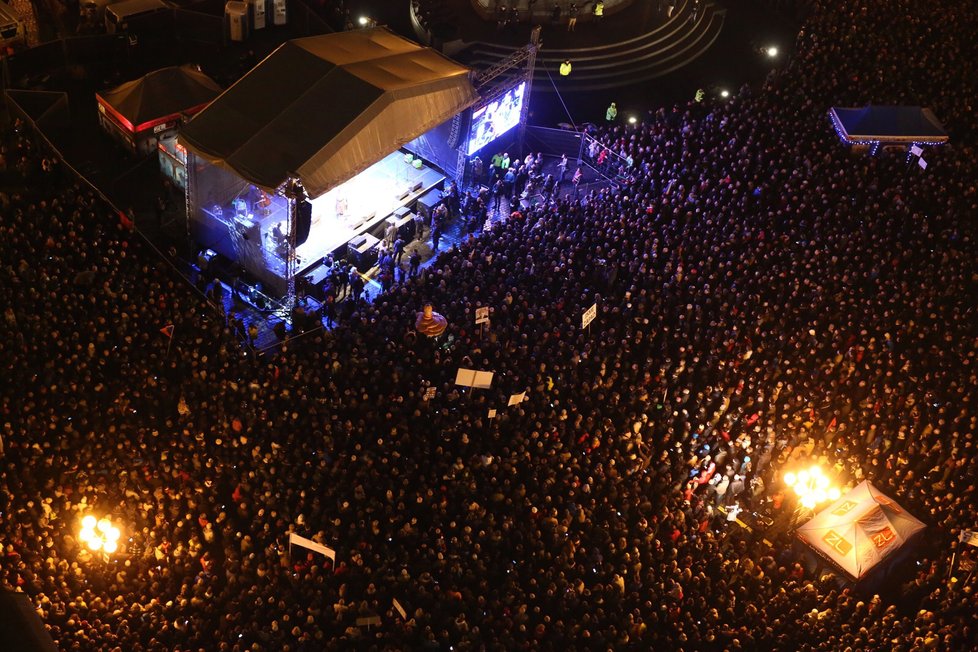 Pohled shora na demonstraci 28. října na Staroměstském náměstí