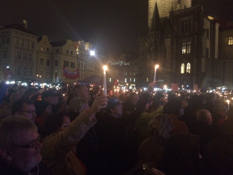 Zapálené svíčky během demonstrace na Staroměstském náměstí