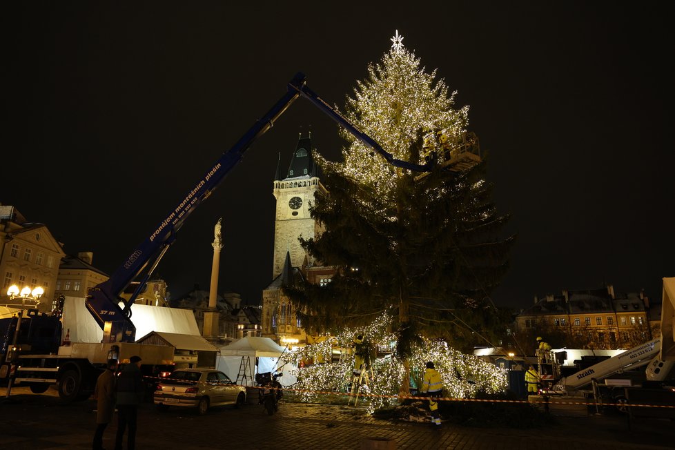 Zdobení vánočního stromu na Staroměstském náměstí. (29. listopad 2023)