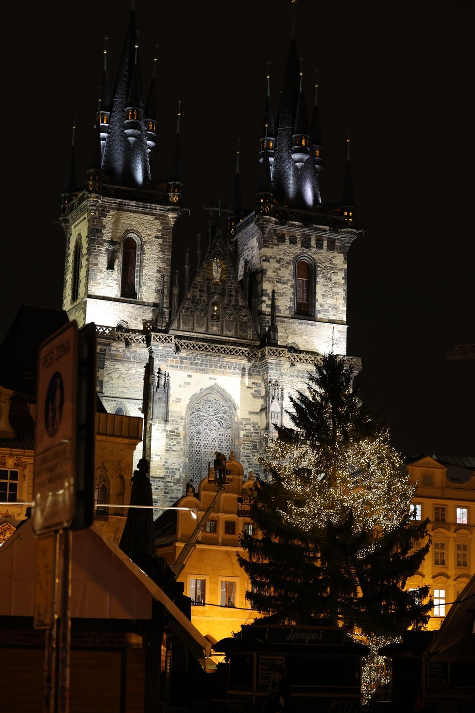 Zdobení vánočního stromu na Staroměstském náměstí. (29. listopad 2023)
