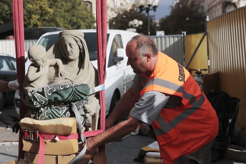 Nová socha Madony na budově Staroměstské radnice věrně kopíruje originál ze 14. století.