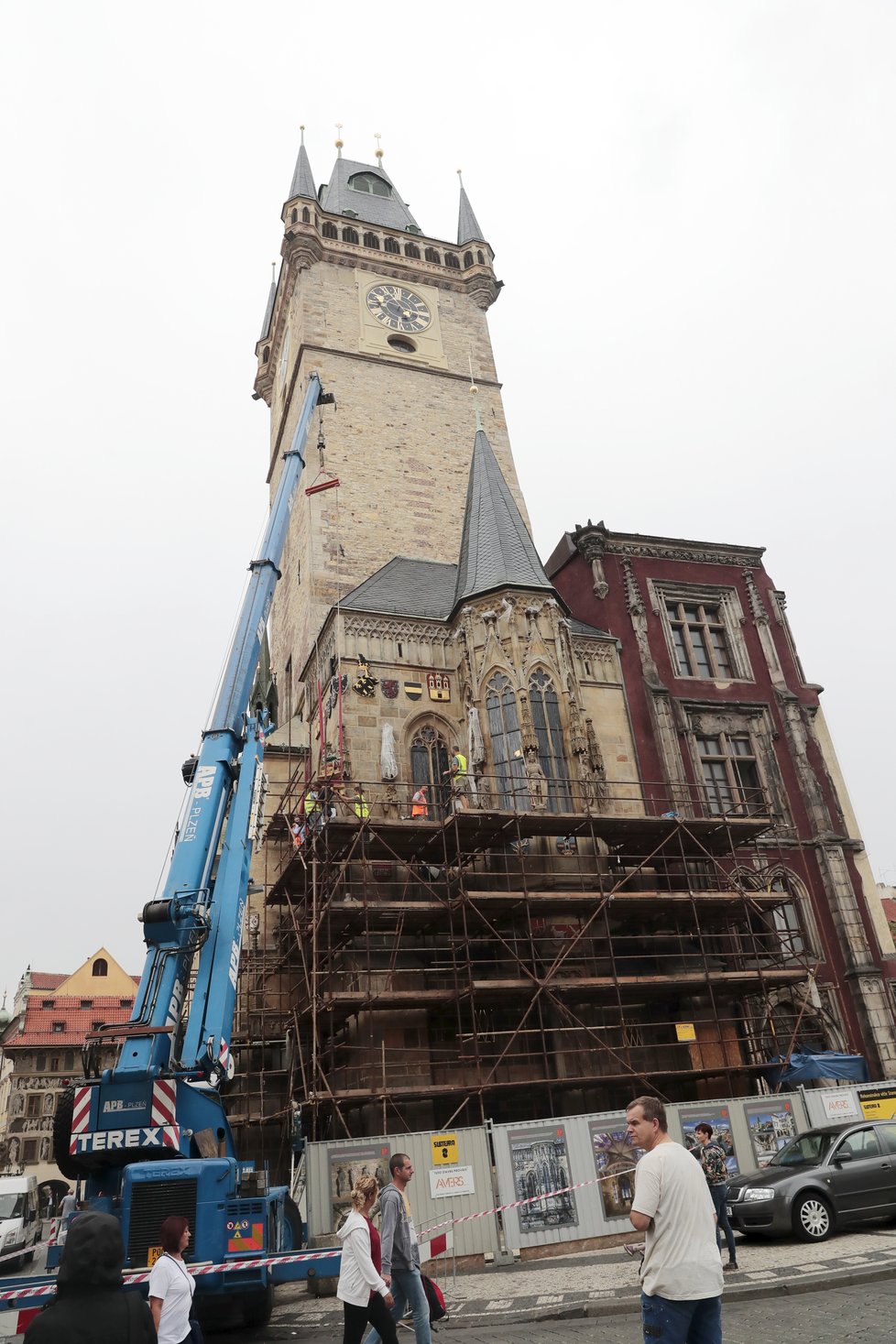 Nová socha Madony na budově Staroměstské radnice věrně kopíruje originál ze 14. století.