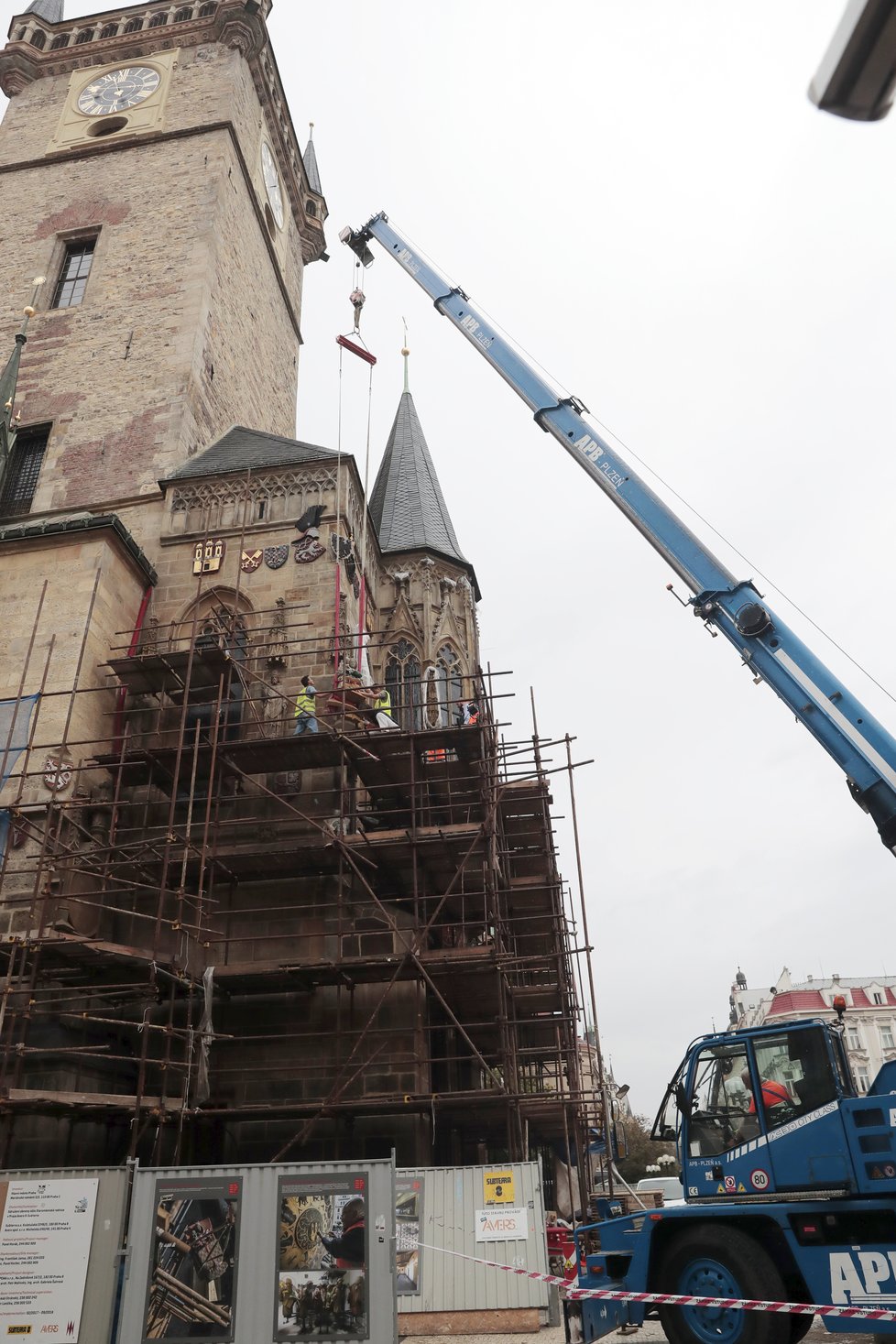 Nová socha Madony na budově Staroměstské radnice věrně kopíruje originál ze 14. století.