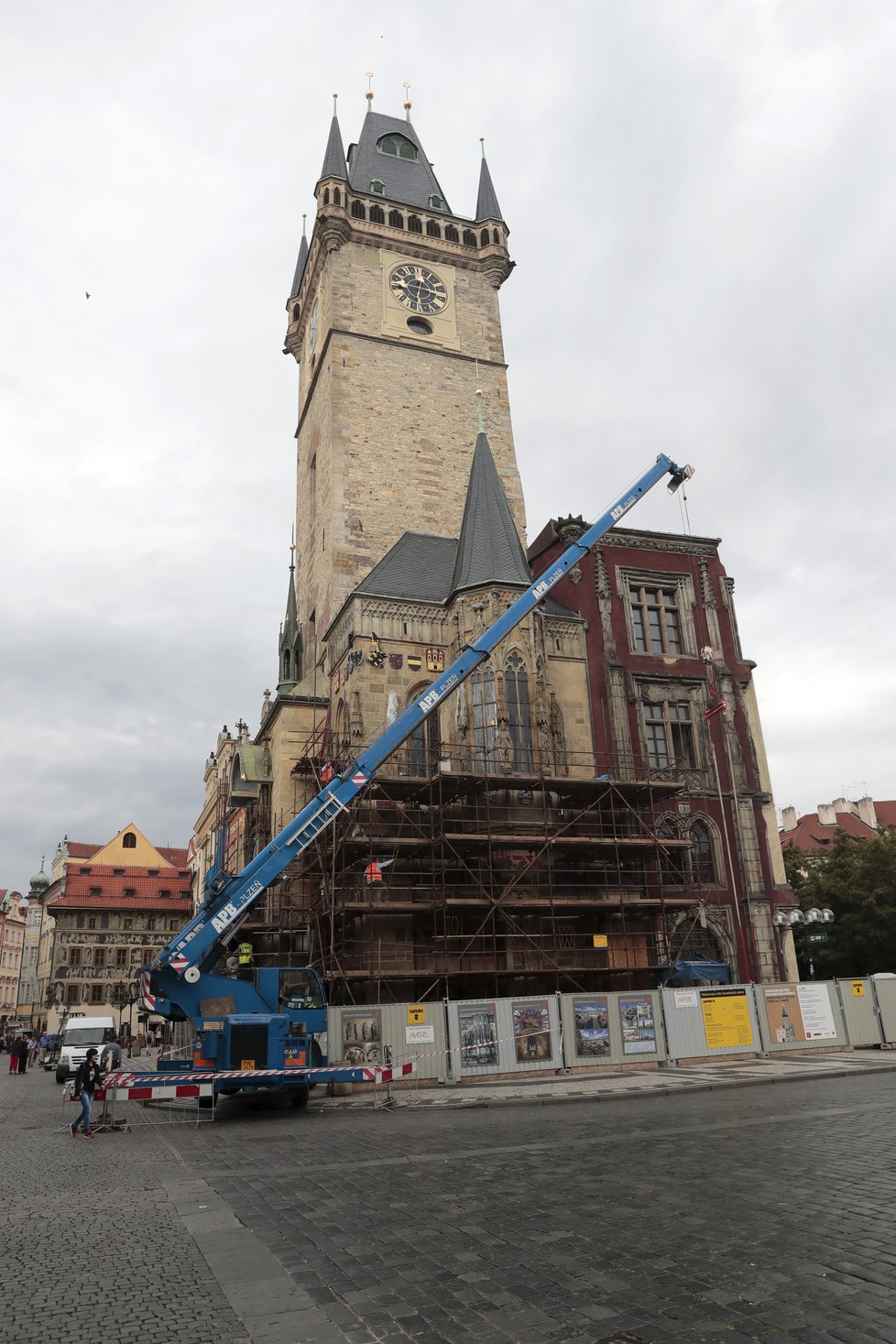 Nová socha Madony na budově Staroměstské radnice věrně kopíruje originál ze 14. století.