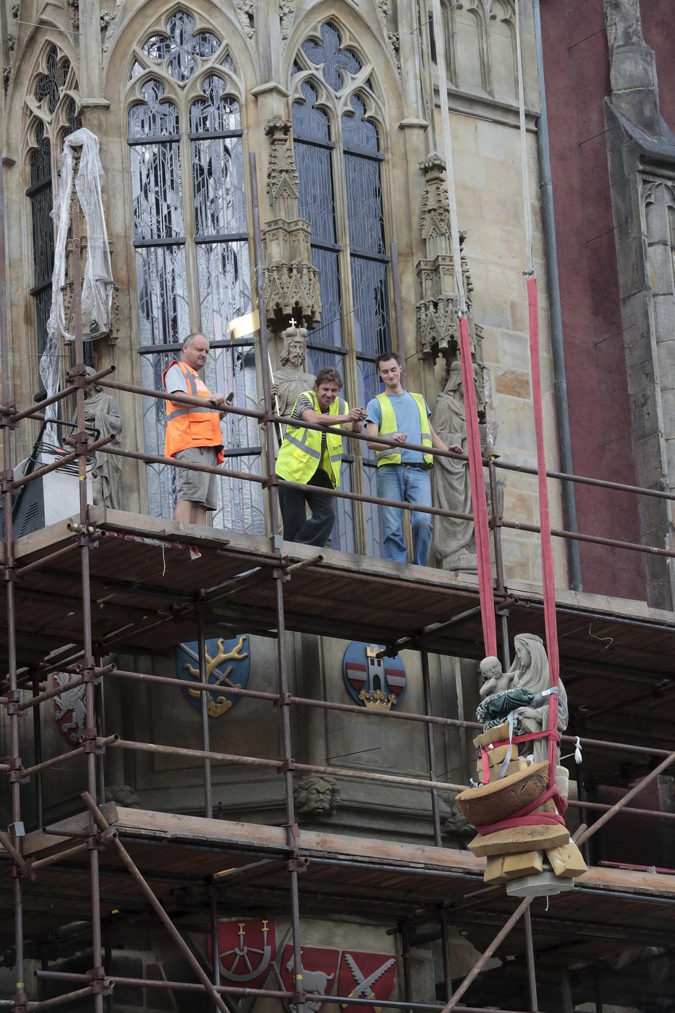 Nová socha Madony na budově Staroměstské radnice věrně kopíruje originál ze 14. století.