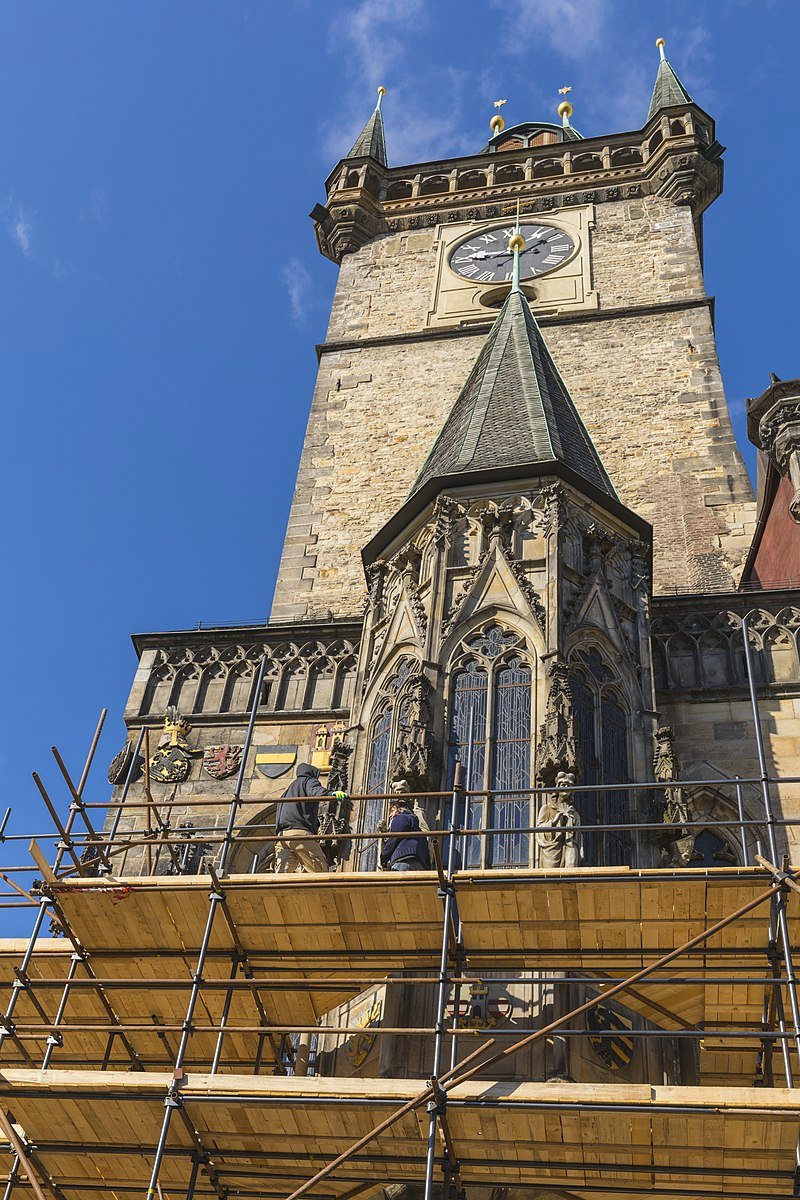 Dnes je na Staroměstském orloji k vidění zdařilá kopie Mánesova kalendária. To pro své zřejmé umělecké hodnoty bylo umístěno do míst, kde mu povětrnostní podmínky a rozmary počasí nemohou ublížit. (ilustrační foto)