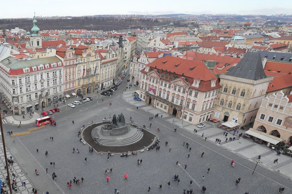 Na Staroměstské radnici opět fungují hodiny pod ochozem věže. Ručičky mají obráceně.