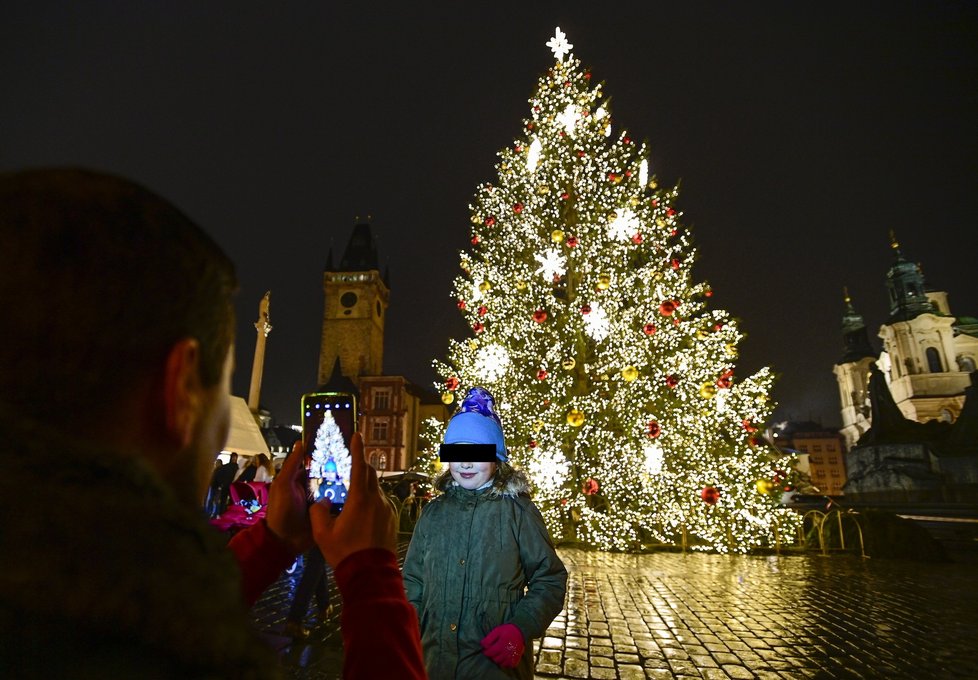 Na Staroměstském náměstí se v pátek 26. listopadu rozsvítil vánoční strom. Stejně jako před rokem se kvůli koronaviru rozsvícení muselo obejít bez tradiční velké slavnosti.