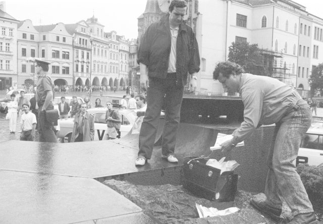 Staroměstské náměstí v den teroristického útoku dne 2. června 1990.