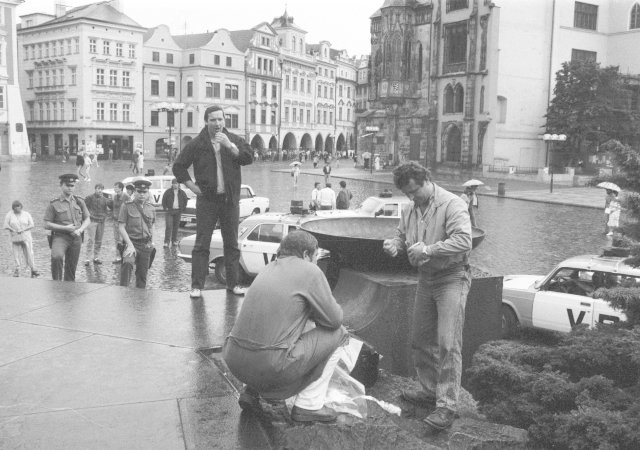 Staroměstské náměstí v den teroristického útoku dne 2. června 1990.