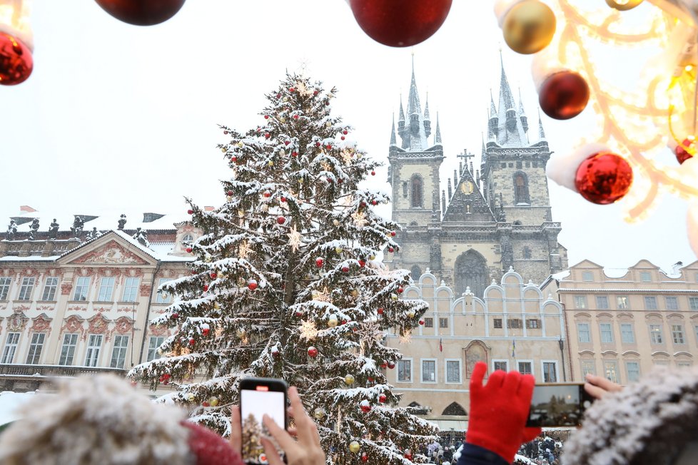Na Staroměstském náměstí náměstí odstartovaly trhy, rozsvítil se vánoční strom. (2. prosince 2023)