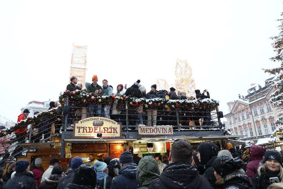 Na Staroměstském náměstí náměstí odstartovaly trhy, rozsvítil se vánoční strom. (2. prosince 2023)