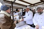 Primátor rozléval tradiční rybí polévku na Staroměstském náměstí (24. prosince 2023)