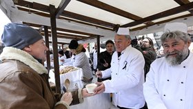 Primátor rozléval tradiční rybí polévku na Staroměstském náměstí (24. prosince 2023)