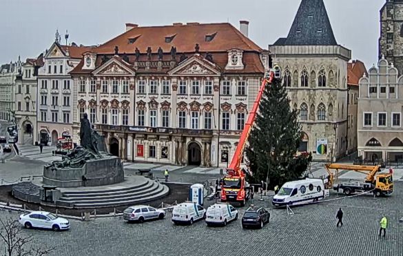 Vánoční strom na Staroměstském náměstí, 24. 11. 2020.