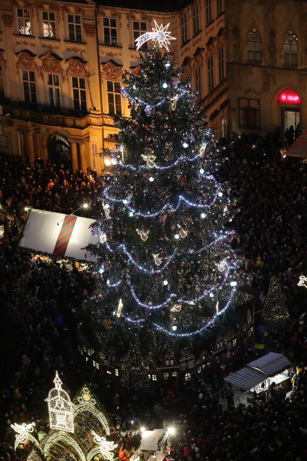 Strom se na Staroměstském náměstí slavnostně rozsvítil 30. listopadu v 16:30.