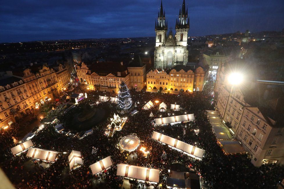 Strom se na Staroměstském náměstí slavnostně rozsvítil 30. listopadu v 16:30.