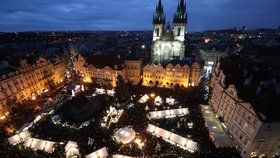 Strom se na Staroměstském náměstí slavnostně rozsvítil 30. listopadu v 16:30.