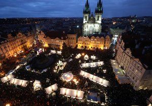 Strom se na Staroměstském náměstí slavnostně rozsvítil 30. listopadu v 16:30.