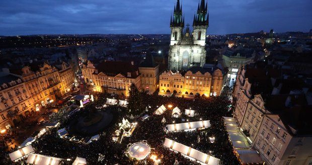 Praha bude letos bez velkých trhů. Strom na „Staromáku“ a možná pár stánků, říká radní