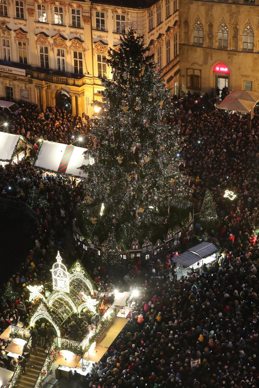 Strom se na Staroměstském náměstí slavnostně rozsvítil 30. listopadu v 16:30.