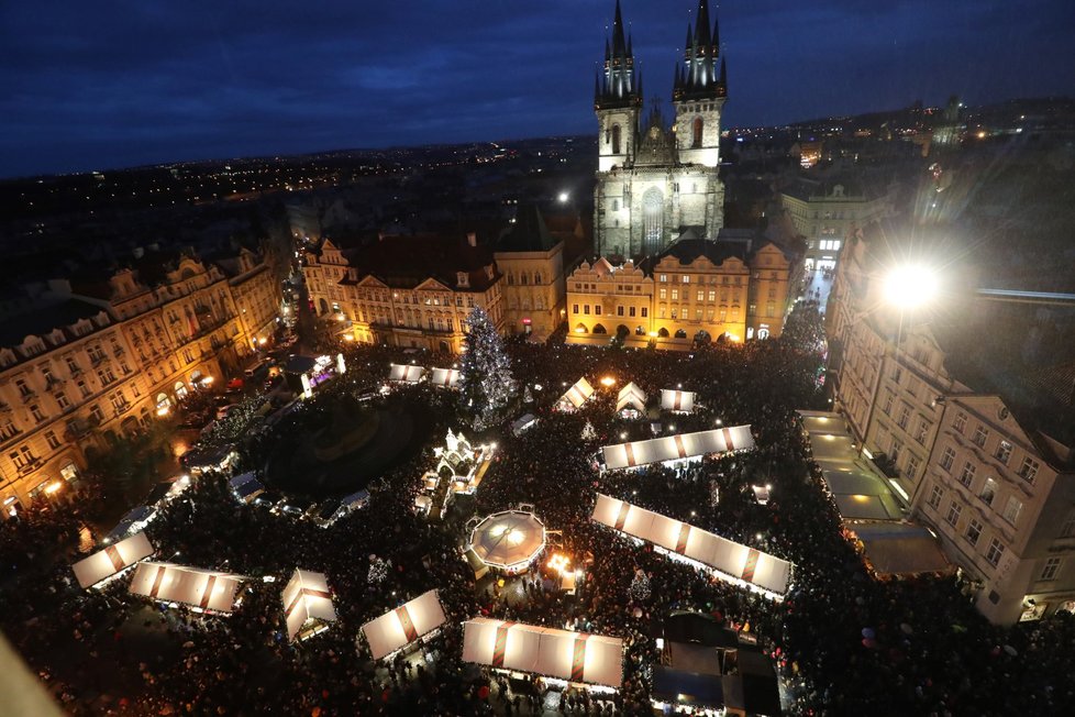 Strom se na Staroměstském náměstí slavnostně rozsvítil 30. listopadu v 16:30.