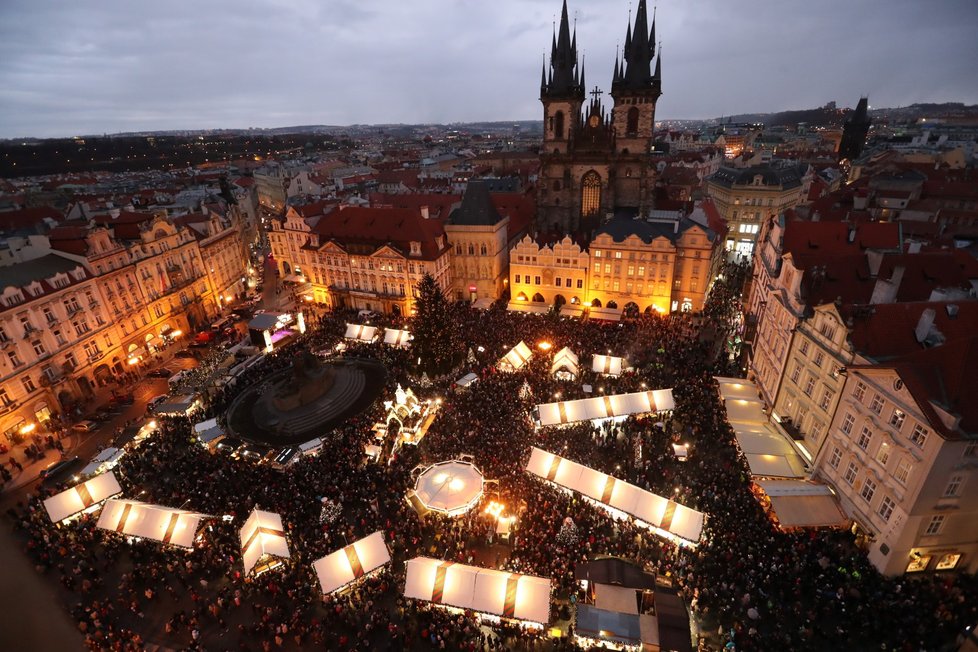 Strom se na Staroměstském náměstí slavnostně rozsvítil 30. listopadu v 16:30.