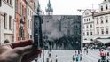 Srovnání Staroměstského náměstí na snímku z 21. srpna roku 1968 a v současnosti.