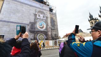 Tisíce turistů si místo orloje fotí obrazovku. Originál se opravuje a bude k vidění po prázdninách