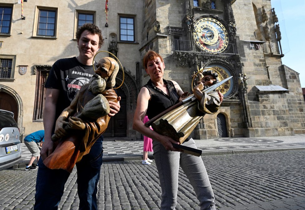 Umístění tří soch apoštolů po opravě zpět na Staroměstský orloj, 21. června 2023, Praha. 