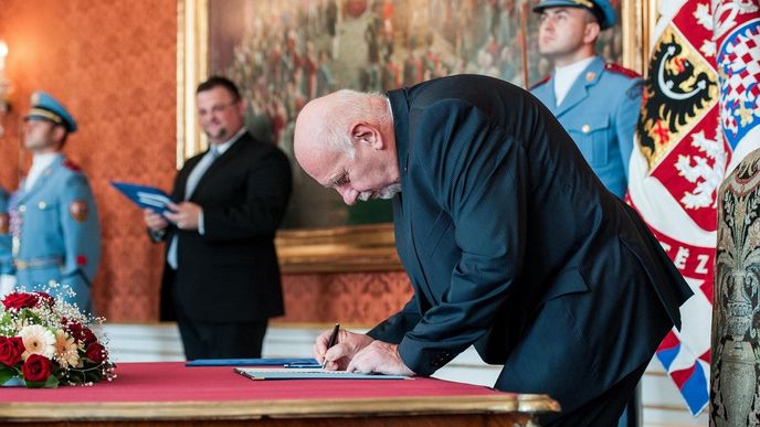 Staronový předseda Ústavního soudu Pavel Rychetský podepisuje své jmenování