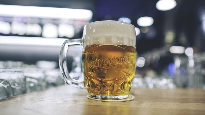 Pivo Staropramen.