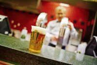 Napili se piva, začali krvácet z úst! Švédsko zastavilo čepování piva Staropramen