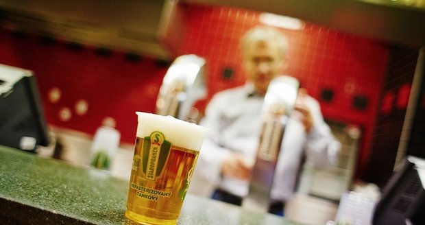Napili se piva, začali krvácet z úst! Švédsko zastavilo čepování piva Staropramen