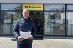Starosta Brno - Bystrc Tomáš Kratochvíl (55, ČSSD) před pobočkou, kterou chce Česká pošta zrušit. V oblasti to podle něj může způsobit velké potíže.