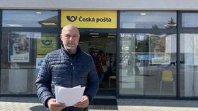 Starosta Brno - Bystrc Tomáš Kratochvíl (55, ČSSD) před pobočkou, kterou chce Česká pošta zrušit. V oblasti to podle něj může způsobit velké potíže.