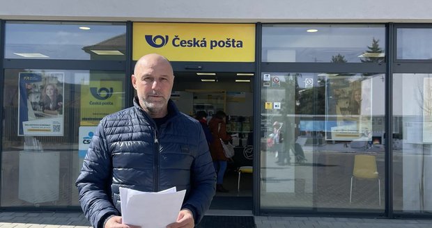 Starosta Brno - Bystrc Tomáš Kratochvíl (55, ČSSD) před pobočkou, kterou chce Česká pošta zrušit. V oblasti to podle něj může způsobit velké potíže.