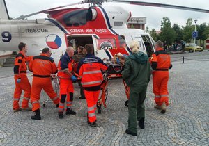 Zraněného dělníka transportoval do plzeňské fakultní  nemocnice vrtulník. Ilustrační foto.