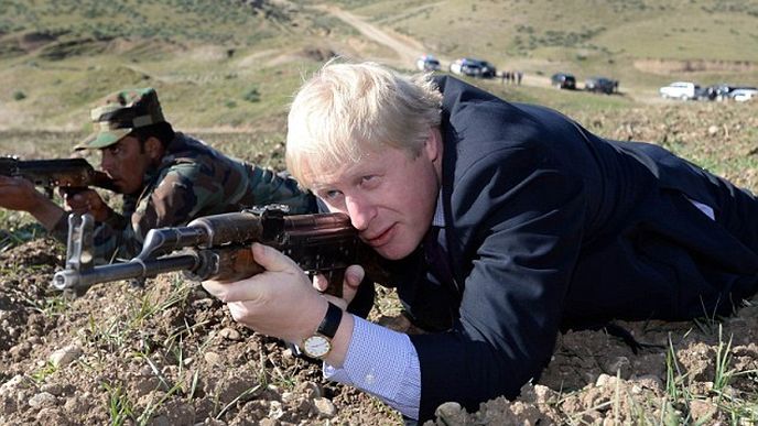 Londýnský starosta Boris Johnson navštívil v minulých dnech britské vojenské instruktory v iráckém Kurdistánu, kde se v doprovodu kurdských milicionářů nechal vyfotit s ruskou útočnou puškou AK-47, známou jako kalašnikov.