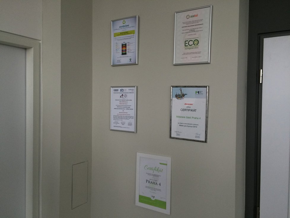 Certifikáty na stěně zasedací místnosti vedle kanceláře
