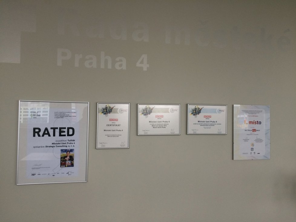Certifikáty na stěně zasedací místnosti vedle kanceláře.