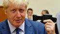 Starosta Londýna Boris Johnson si náramky chválí