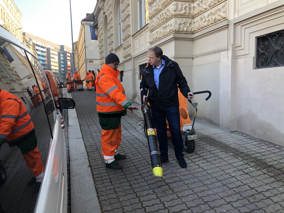 Starosta Jiří Ptáček si zkouší práci metaře.