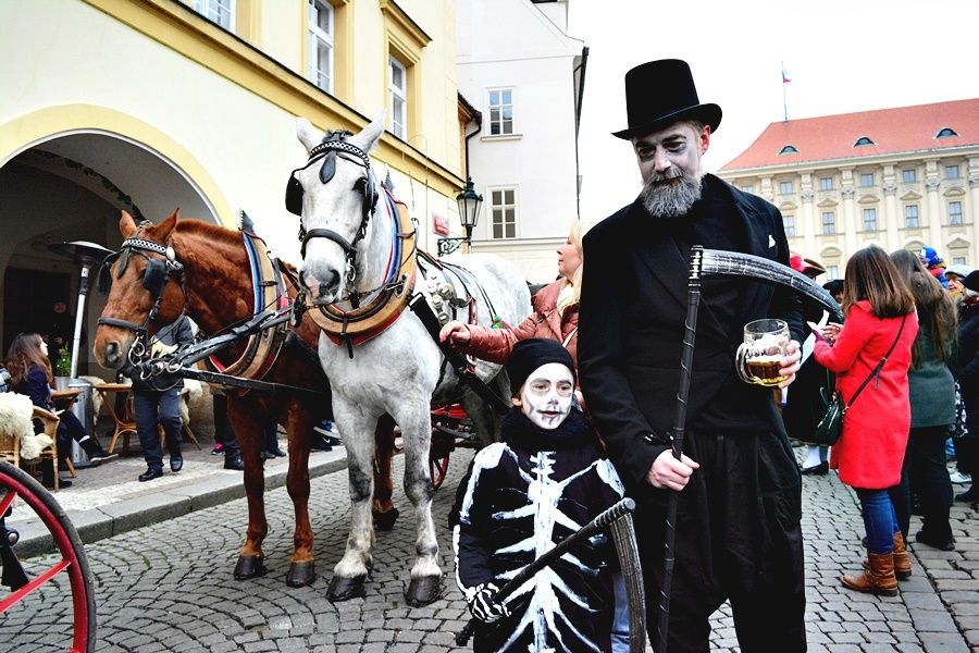 Malostranské masopustní veselí přilákalo několik stovek lidí. Mezi nadšenci v maskách byli nejen Pražané, ale také cizinci.