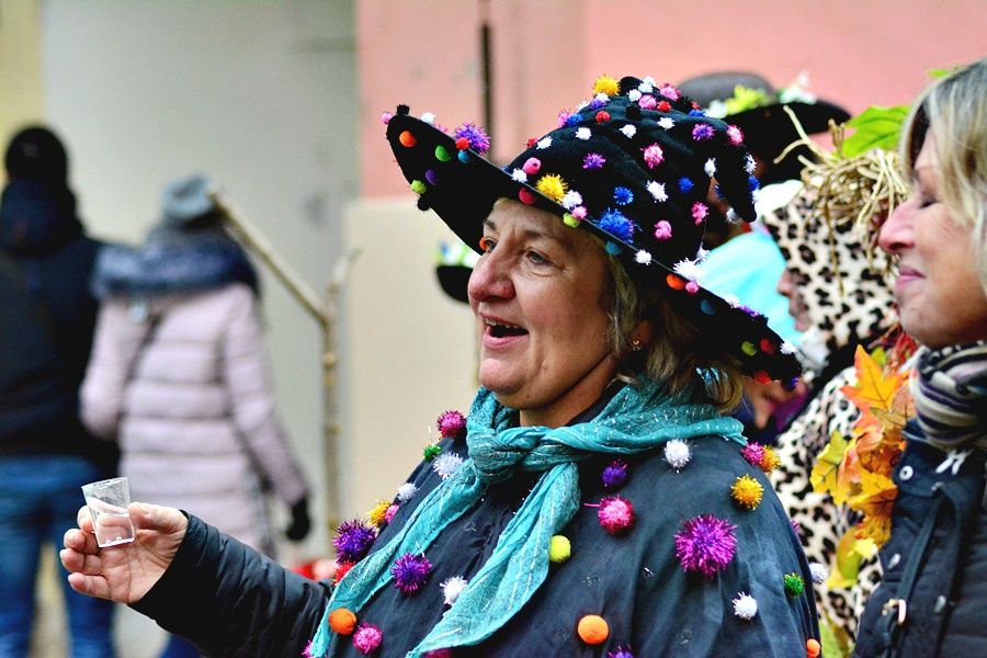 Malostranské masopustní veselí přilákalo několik stovek lidí. Mezi nadšenci v maskách byli nejen Pražané, ale také cizinci.