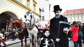 Malostranské masopustní veselí přilákalo několik stovek lidí. Mezi nadšenci v maskách byli nejen Pražané, ale také cizinci.