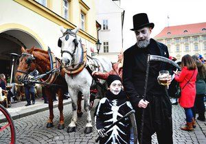 Malostranské masopustní veselí přilákalo několik stovek lidí. Mezi nadšenci v maskách byli nejen Pražané, ale také cizinci.