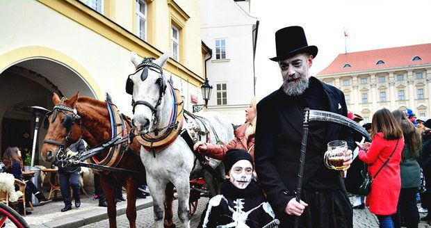 Malostranské masopustní veselí přilákalo několik stovek lidí. Mezi nadšenci v maskách byli nejen Pražané, ale také cizinci.