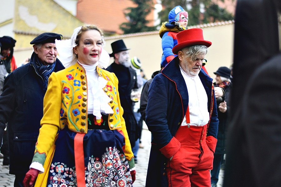 Malostranské masopustní veselí přilákalo několik stovek lidí. Mezi nadšenci v maskách byli nejen Pražané, ale také cizinci.